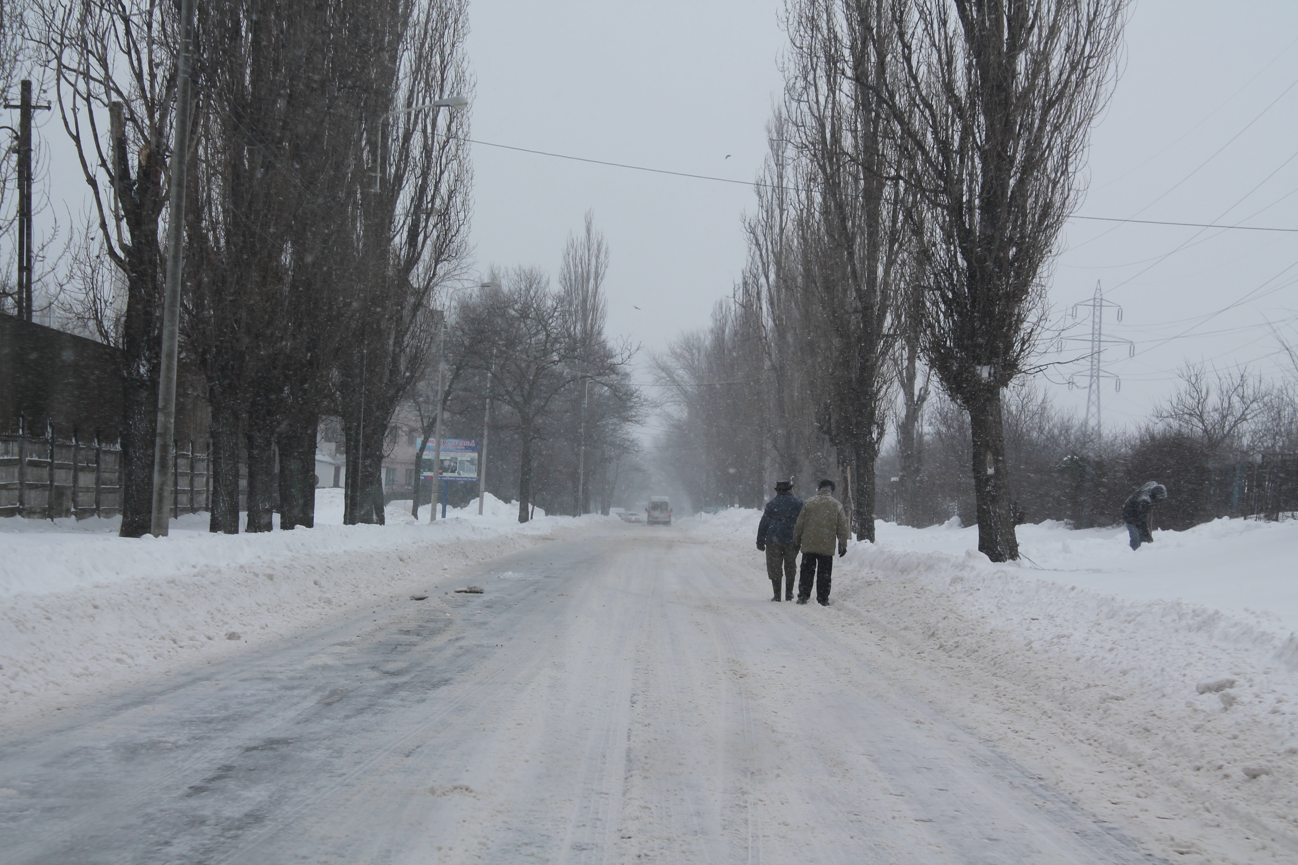 Nouă drumuri judeţene şi două naţionale rămân închise/ 28 de localități izolate în continuare