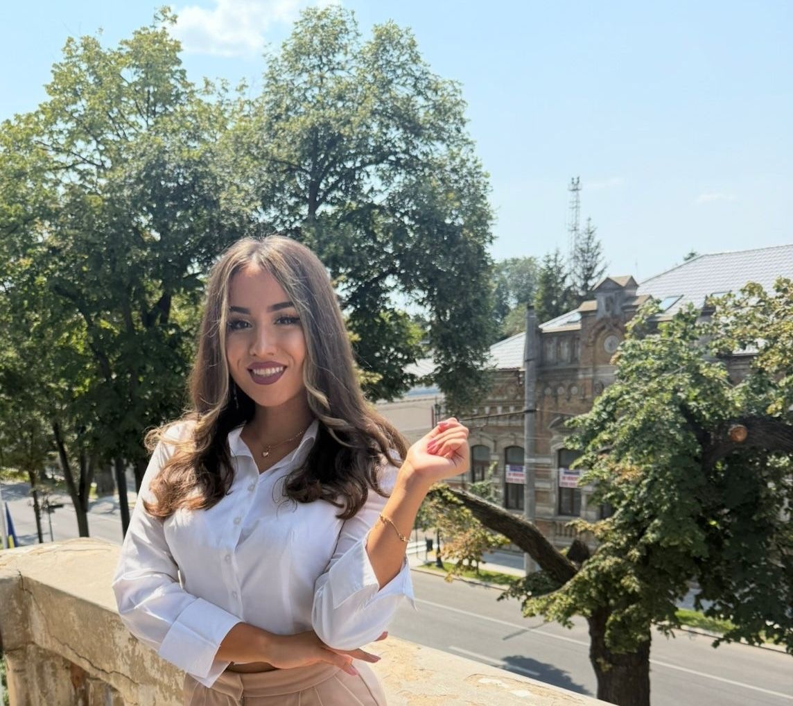 Un talent gălățean își împarte harul cu viitorii artiști. Alexia Mocăniță, studenta-profesoară de la Școala de Arte (FOTO)