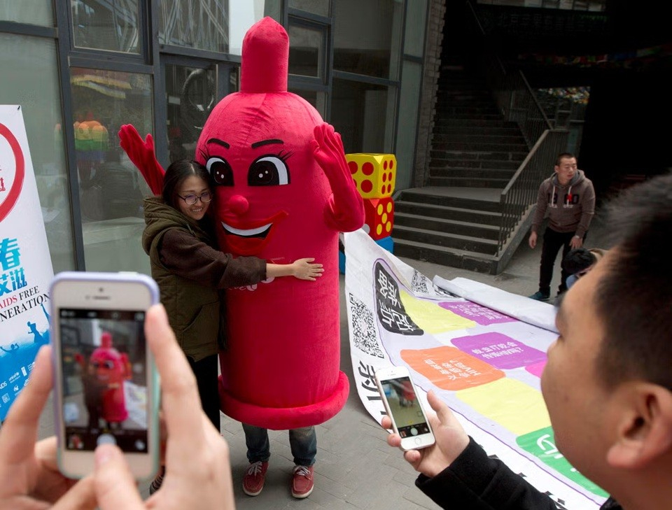 China pune TVA pe prezervative, pentru a încuraja natalitatea