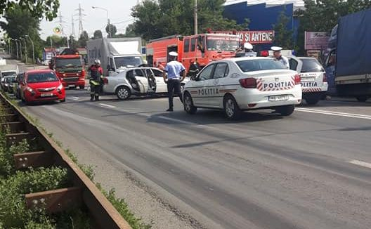 A intrat cu maşina într-o dubă