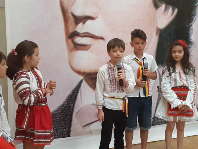 În costume populare, cu pasiunea la purtător. Copiii, ”acasă” la Eminescu, în Biblioteca ”V. A. Urechia”