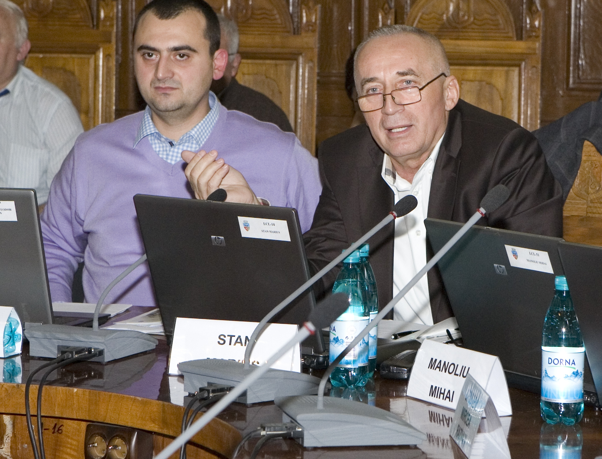 Târguială pe titluri şi premii onorifice în şediţa Consiliului Local