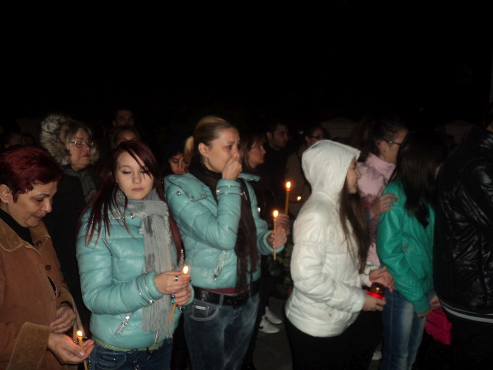 UPDATE/ Durere fără margini. Gălăţenii i-au luminat calea Valentinei, tânăra moartă în tragedia de la Club Colectiv. BILANŢUL VICTIMELOR a ajuns la 31