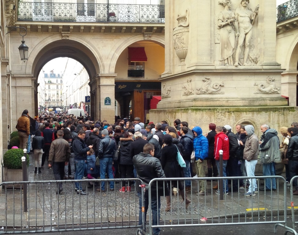 PREZIDENŢIALE 2014, TURUL 2/ DIASPORA FIERBE, STÂND LA COADĂ: "VREM SĂ VOTĂM!" (FOTO&VIDEO) - UPDATE