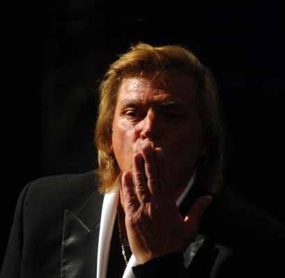 Ţeapă reală cu faţă teatrală - 300 de gălăţeni, înşelaţi de Florin Piersic!