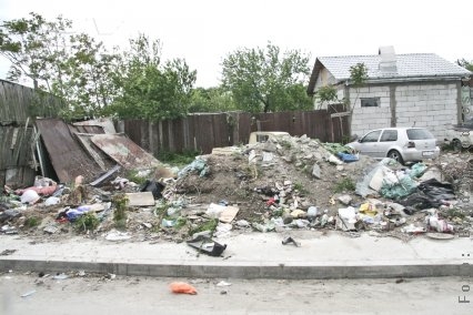 Gunoi şi pace pe strada Vasile Lupu 