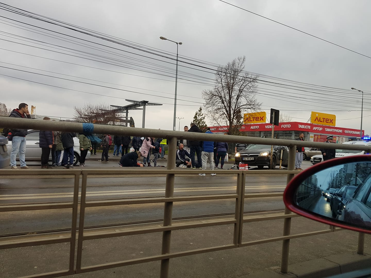 ACCIDENT. O femeie și doi copii au fost loviți pe o trecere de pietoni de pe strada Oțelarilor