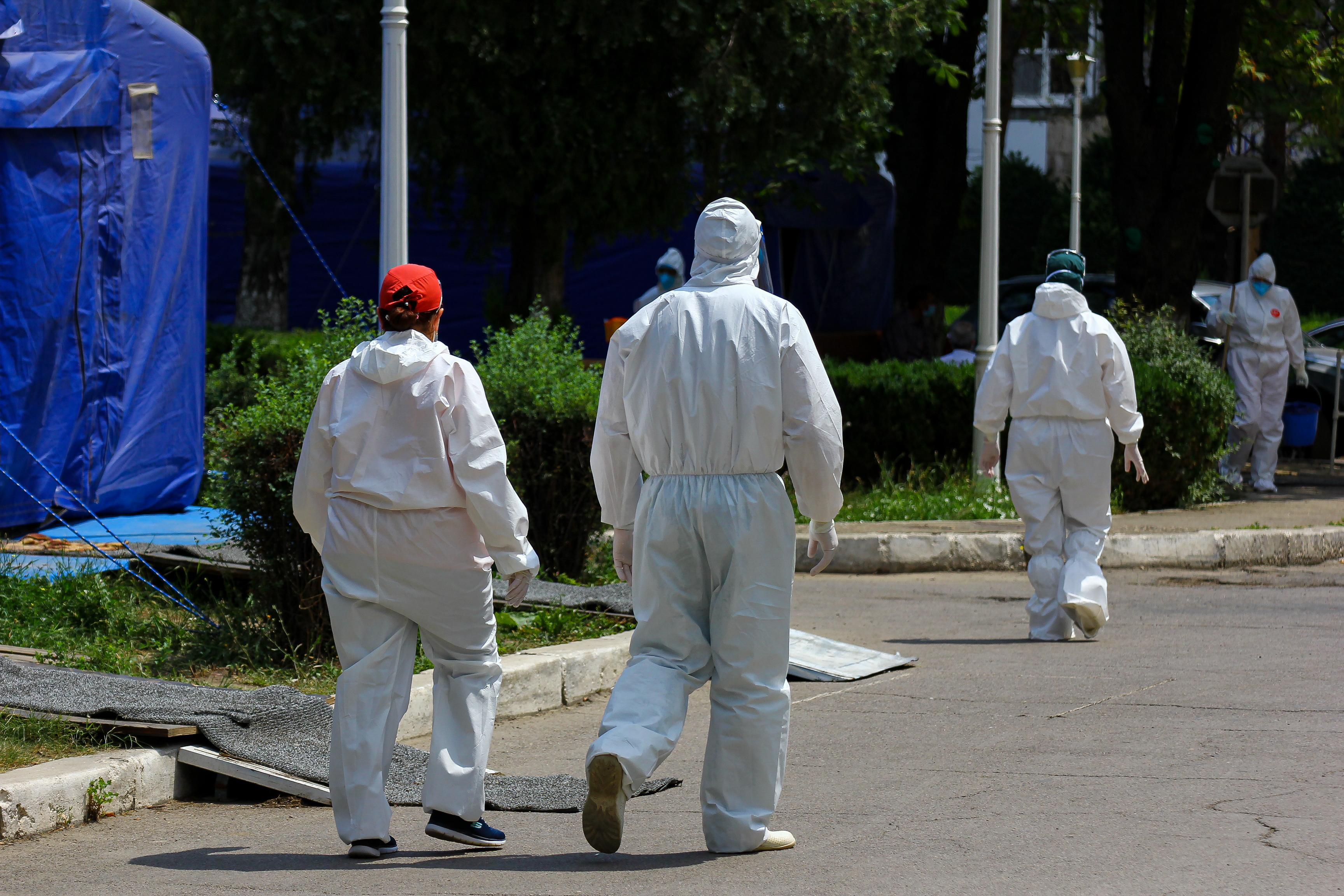 Cadre medicale fără mască, la Spitalul Județean