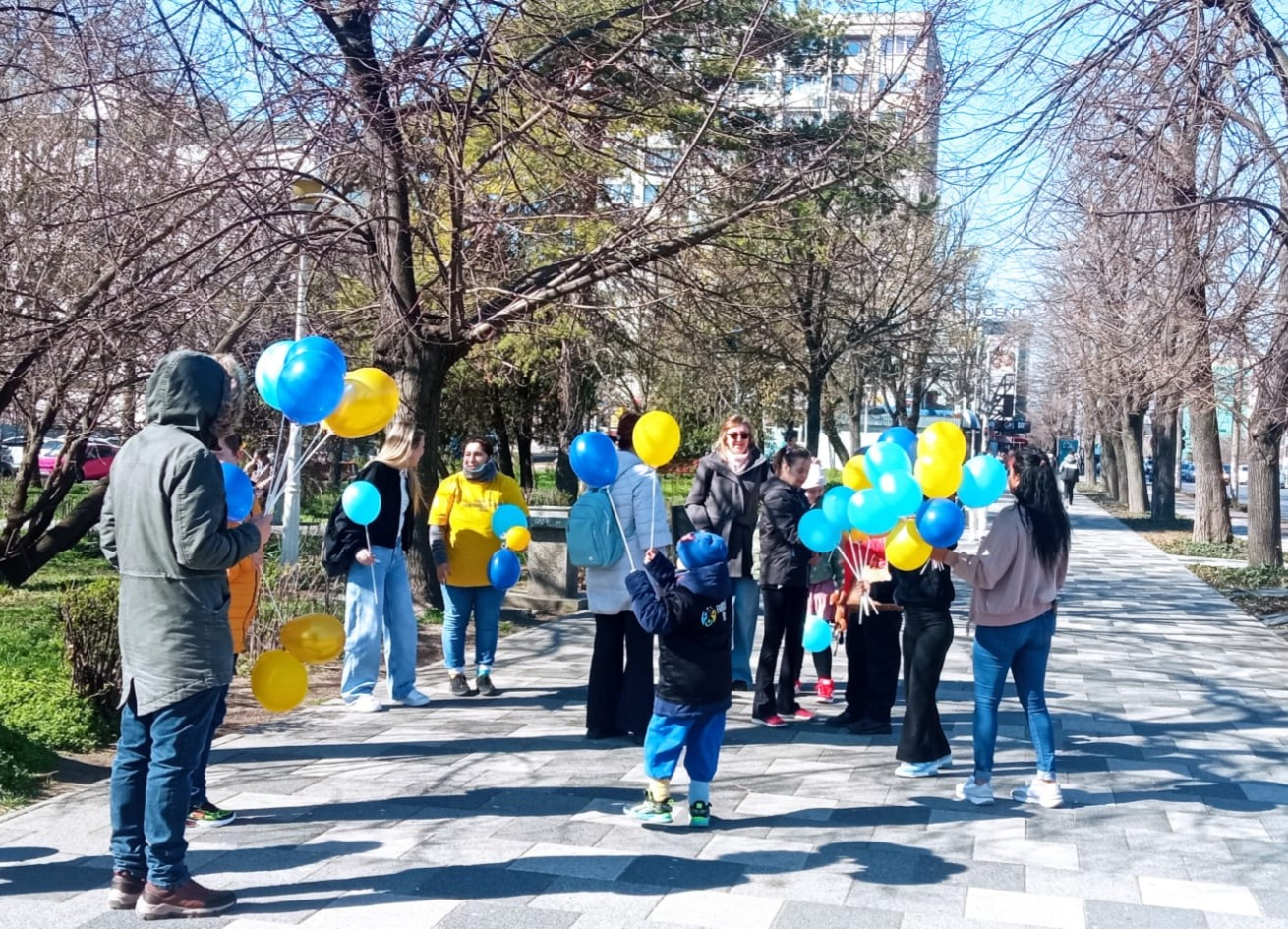 Îmbrățișări și baloane de Ziua Mondială a Sindromului Down. O lecție de iubire și acceptare (FOTO)