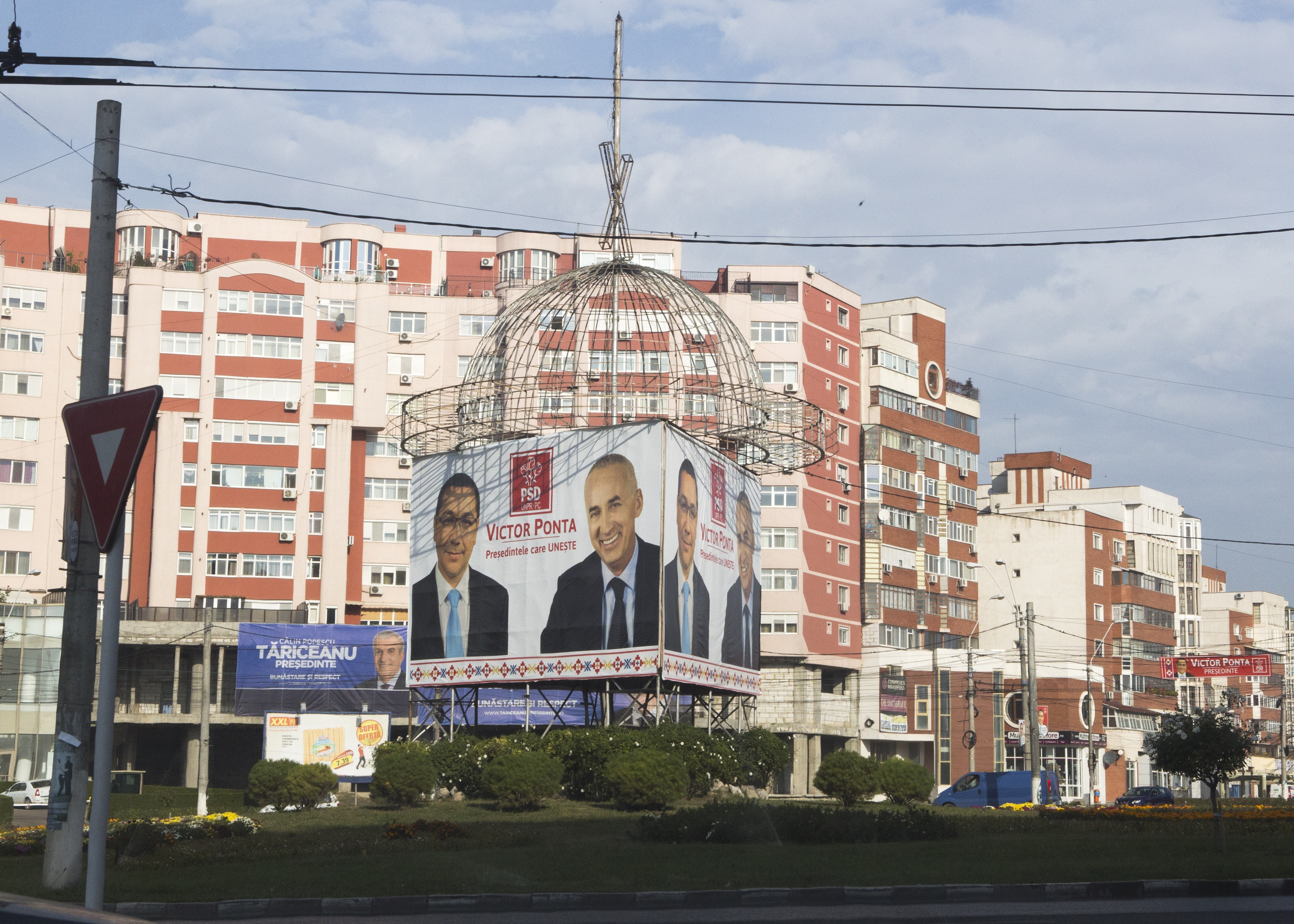 PAMFLET/ Afişele cu Stan şi Ponta ar trebui păstrate