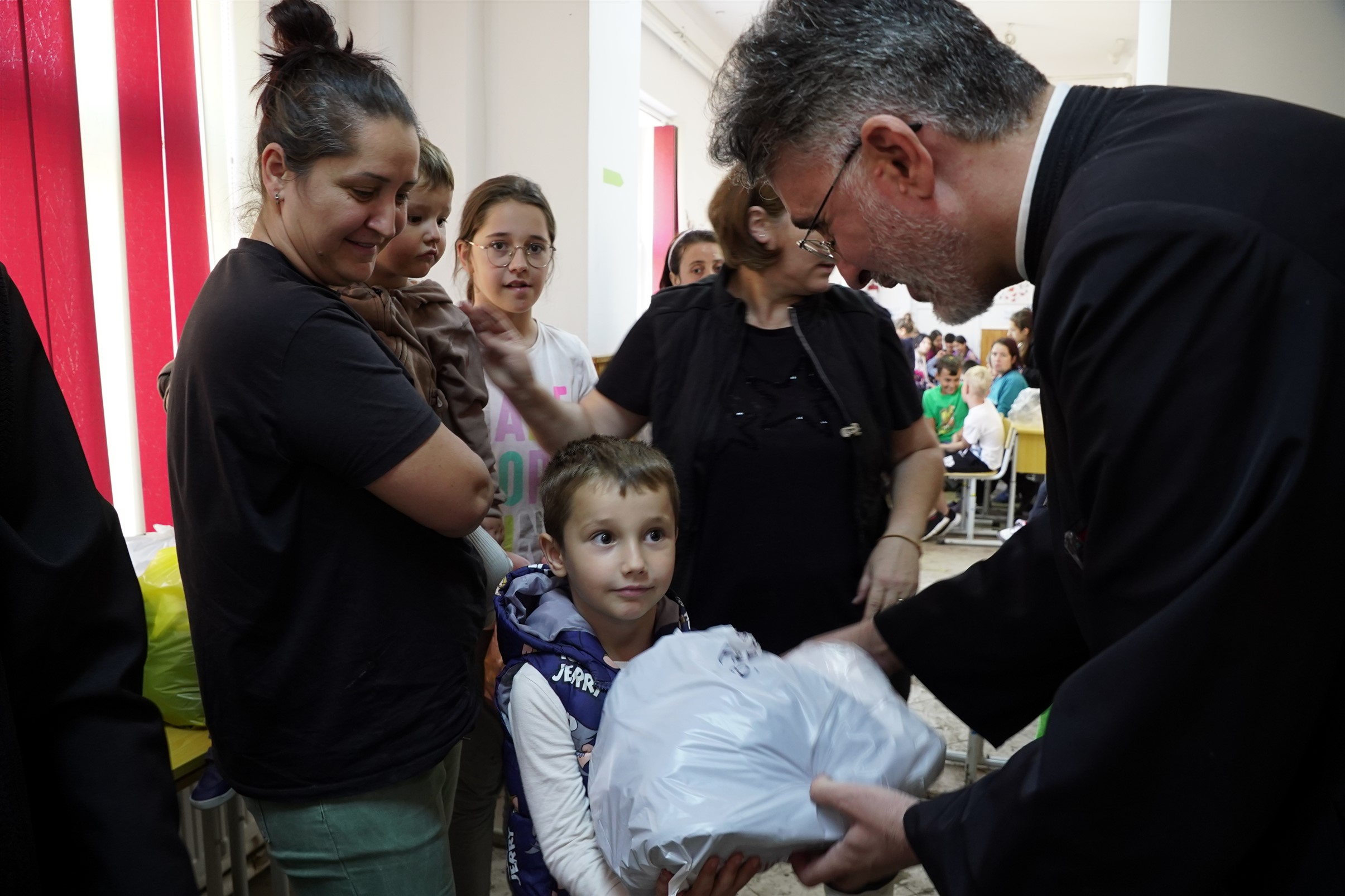 După copiii din Slobozia Conachi, ajutoare de la biserică pentru micuții din Costache Negri