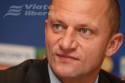 Gumă, nu mască pentru Dorinel