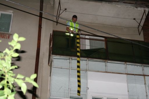 O adolescentă s-a sinucis aruncându-se de la ultimul etaj al unui bloc din Port