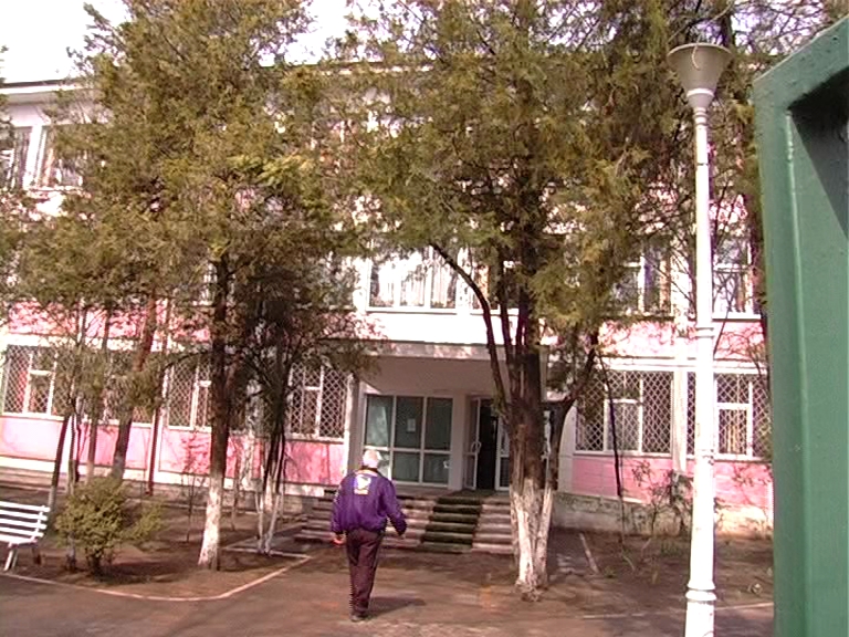 CONFLICT la Liceul "Emil Racoviţă": ELEVI TERORIZAŢI de un coleg de clasă