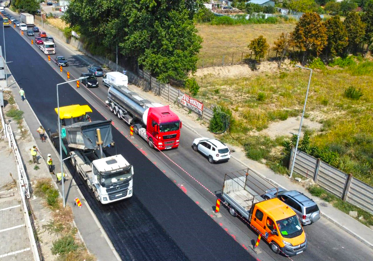 Ultimul strat de asfalt, turnat pe drumul de centură