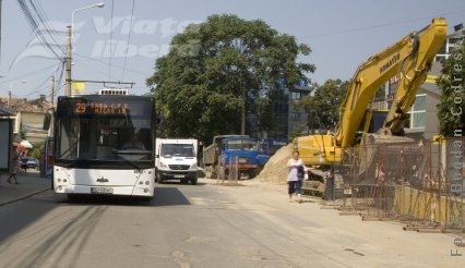 Gropi  pe Bălcescu, şanţuri pe Cuza!