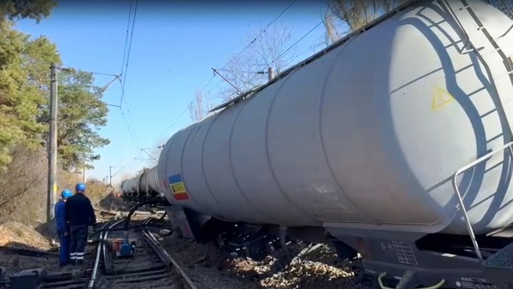 A început transvazarea benzinei din trenul deraiat