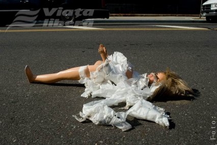 Copilă autistă violată şi tâlhărită