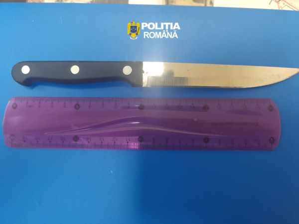 Pericol public într-un tren care trece prin Tecuci. Un călător beat a fost depistat cu un cuțit în loc de bilet