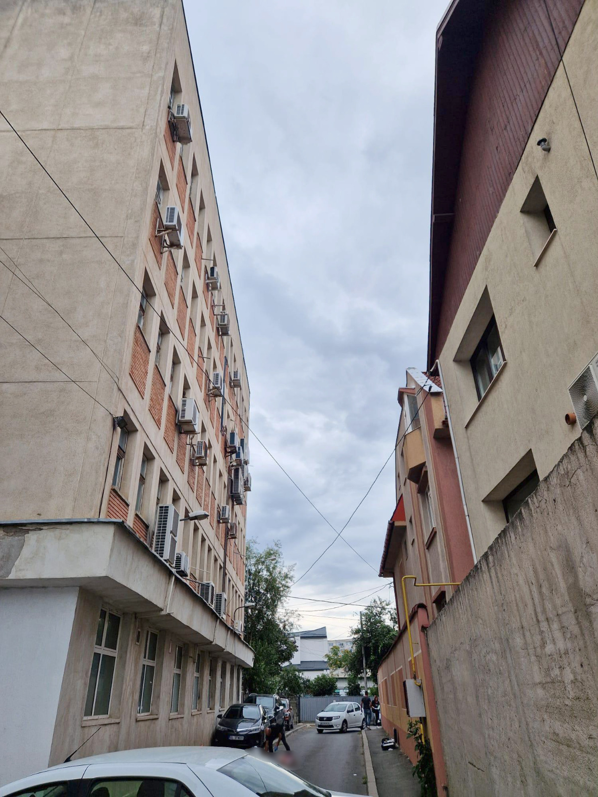 UPDATE: Tragedie pe strada Eroilor. Un bărbat s-a aruncat dintr-o clădire a Electrica Galați