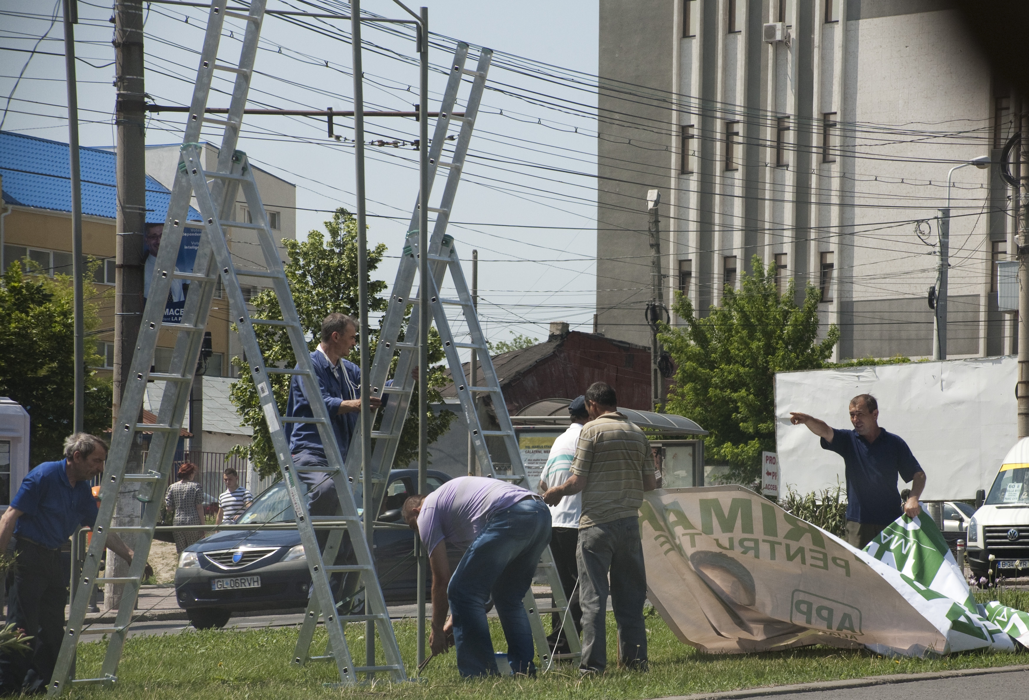 Regula de aur a campaniei: Afişaţi, afişaţi, afişaţi! Ilegal