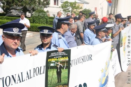 Poliţiştii din Sindicatul Pro Lex au protestat în faţa Prefecturii