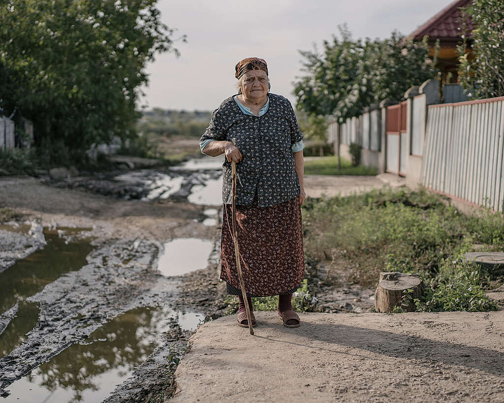 Comunități vulnerabile şi soluții întârziate, la un an de la inundațiile din judeţul Galaţi