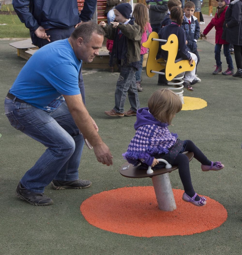 LUCRĂRI ÎN EXECUŢIE/ Mai mult covor tartan pentru Orăşelul Copiilor