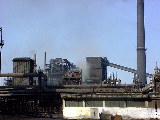 Combinatul a ecologizat halda de smoală: Gazon pe întreaga suprafaţă