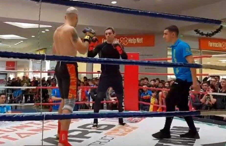 Când muşchii se încordează doar pe internet