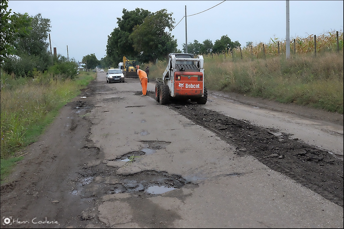 După ce a fost abandonat ani în şir, DRUMUL care leagă Tecuciul de Nicoreşti este, în sfârşit, REPARAT