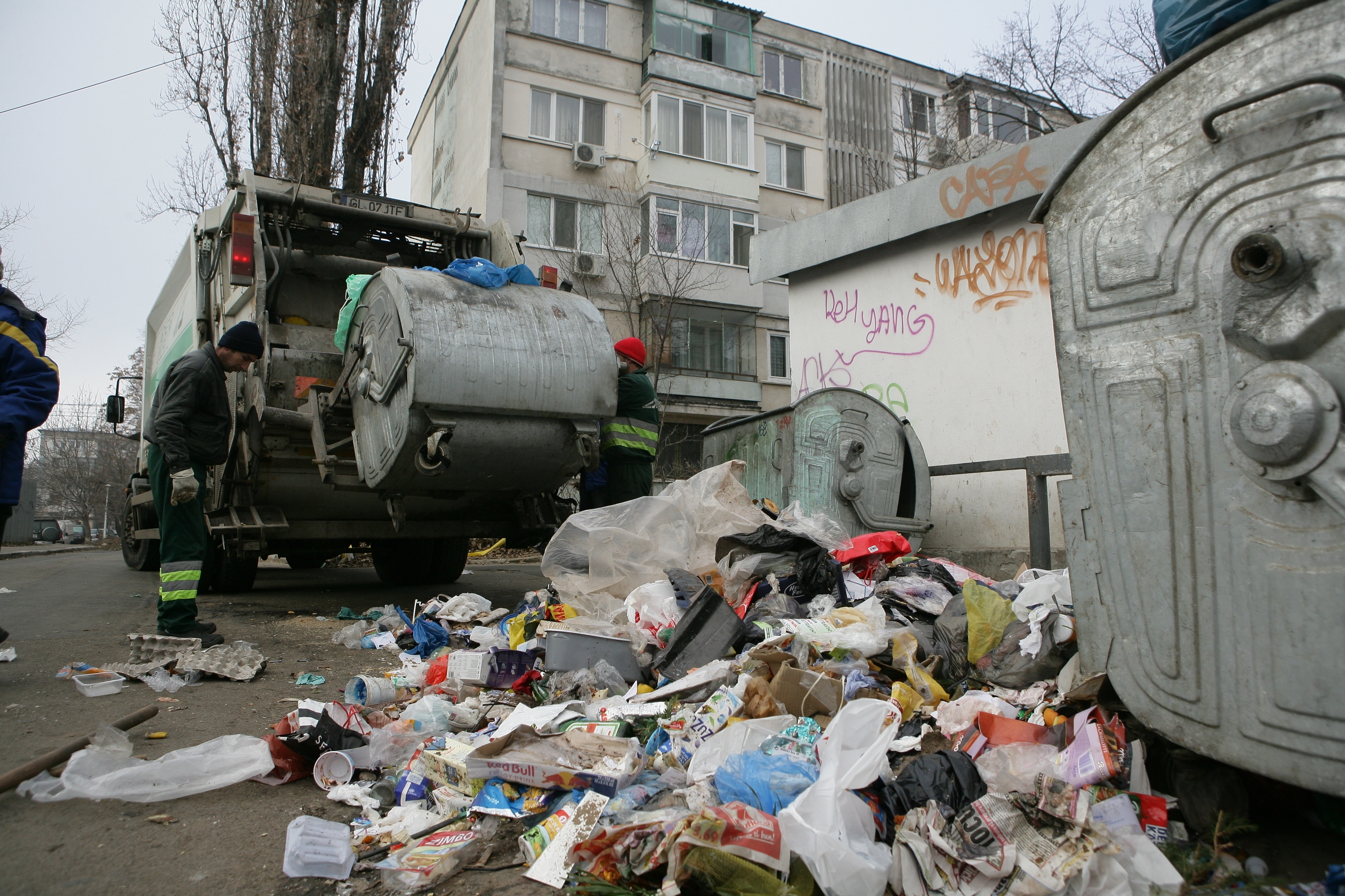 După chefurile de Revelion, gunoaie la superofertă