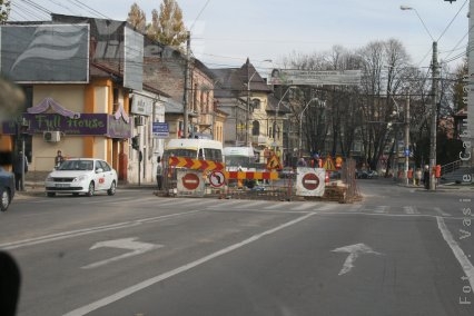  O groapă, căscată a mirare, pe Brăilei