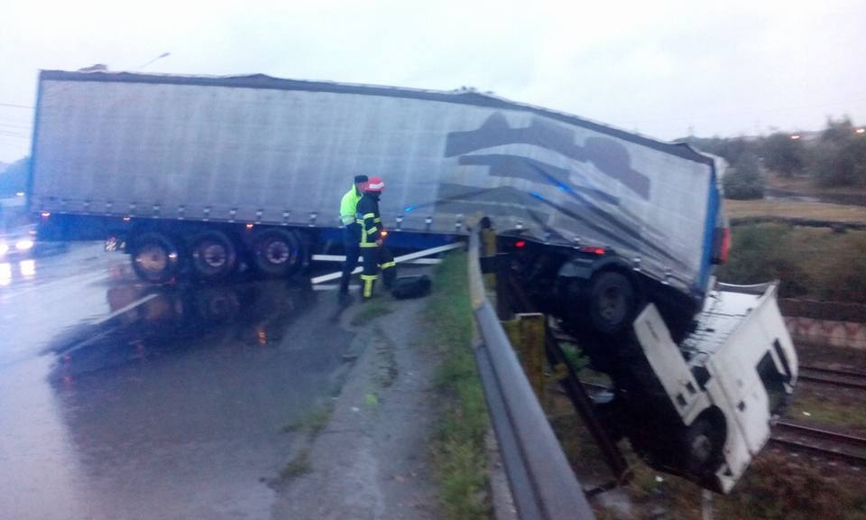 Accident grav la Tirighina. Un tir a fost la un pas să cadă de pe pod