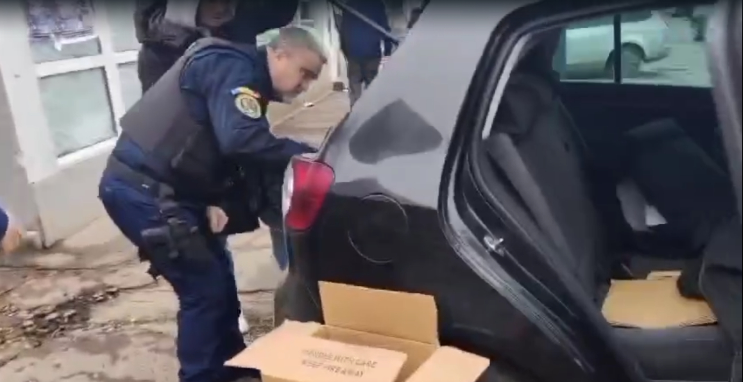 Mașină burdușită cu pocnitori interzise la poarta pieței din Micro 19