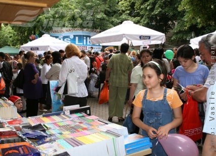 ÎNCEPE Festivalul "AXIS LIBRI" - O nouă ediţie, cu multe spectacole şi lansări de carte