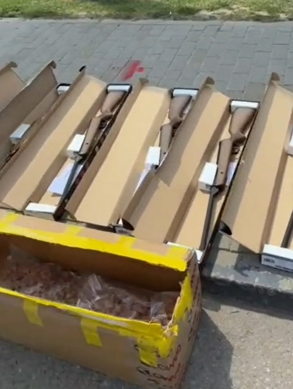 Şase arme din Spania, confiscate în parcarea unui supermarket din Tecuci