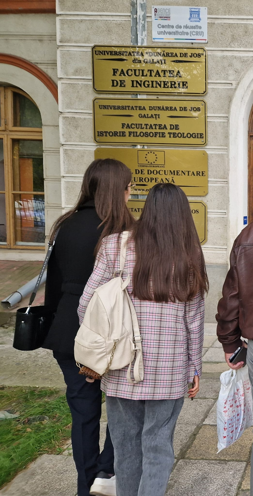 Vivat, crescat, floreat, dar la muncă!