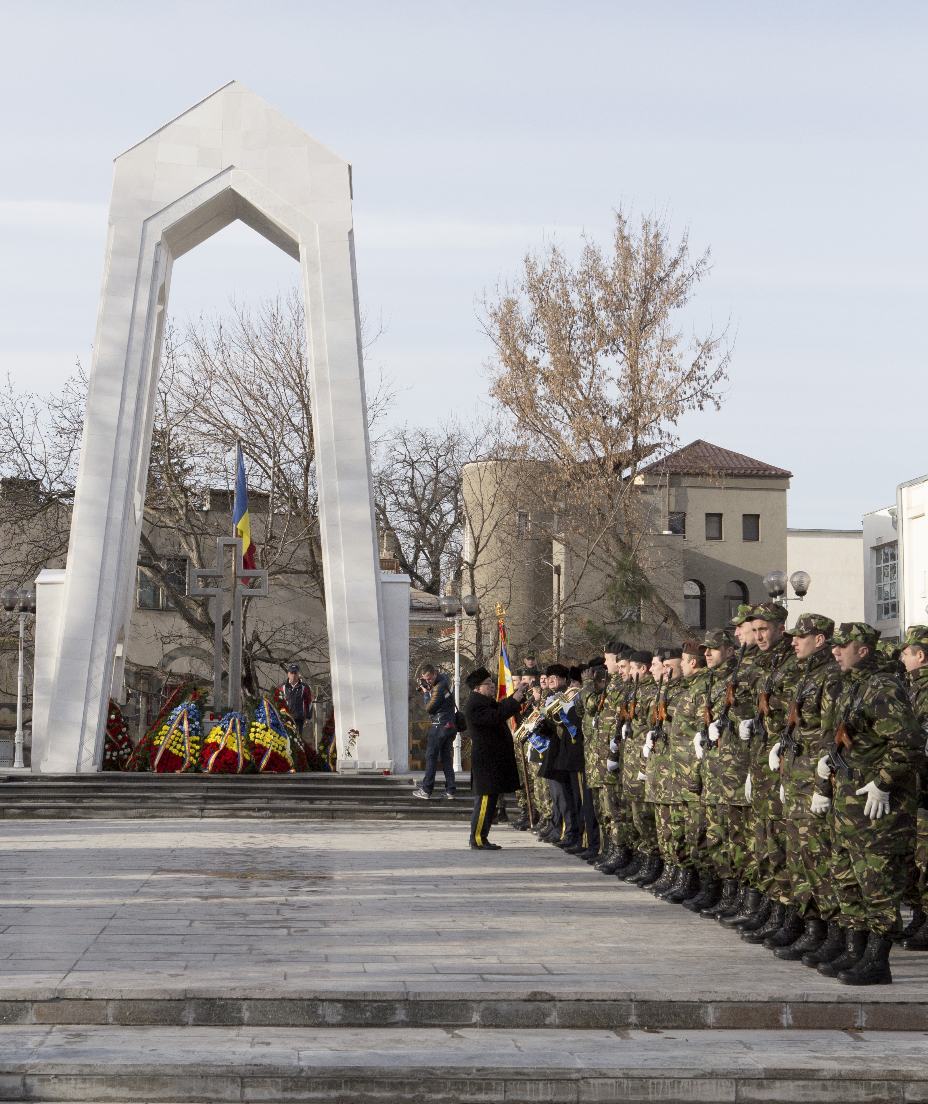 CINSTE EROILOR MARTIRI AI REVOLUŢIEI/ Coroane în memoria celor ce şi-au dat viaţa pentru libertate (FOTO)