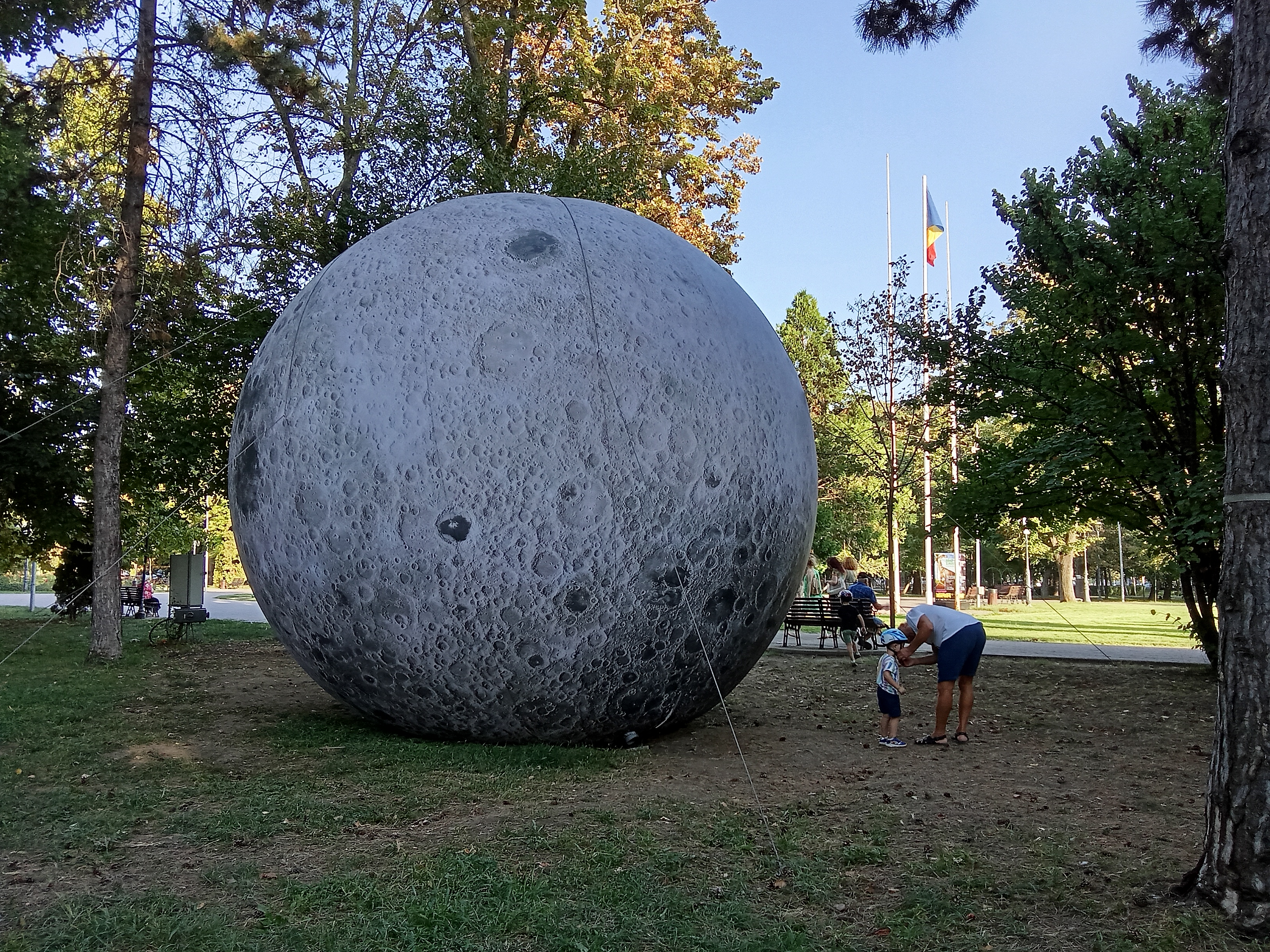 Poza zilei. Cum a „aterizat” Luna în Grădina Publică