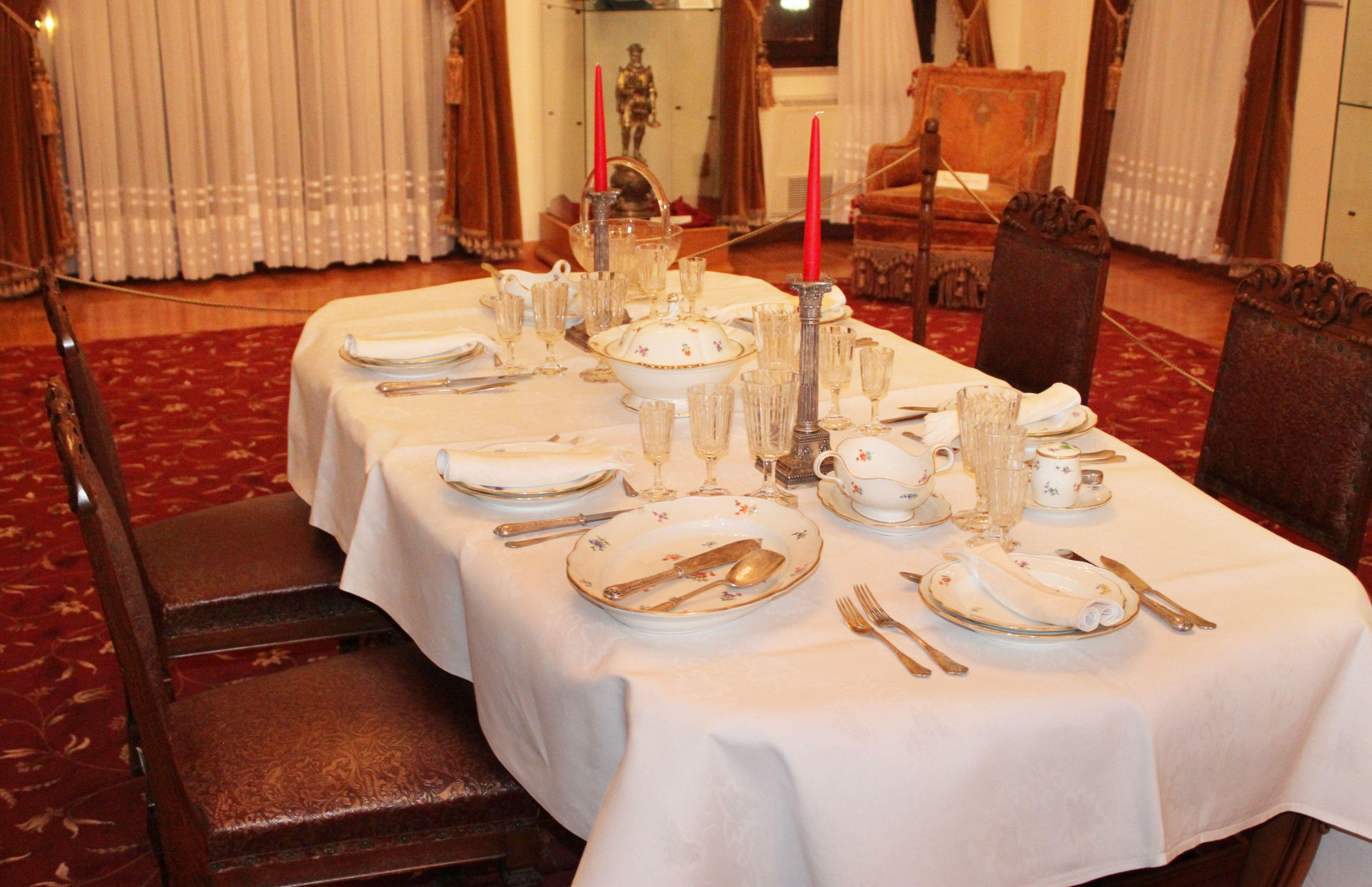 O istorie atinsă de suverani şi de musafirii lor