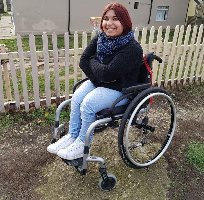 Persoană cu handicap, lăsată fără bani şi însoţitor