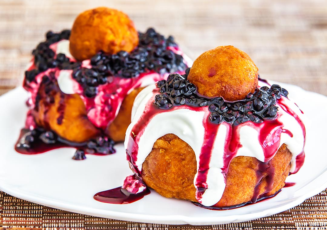 Papanași cu dulceață și smântână