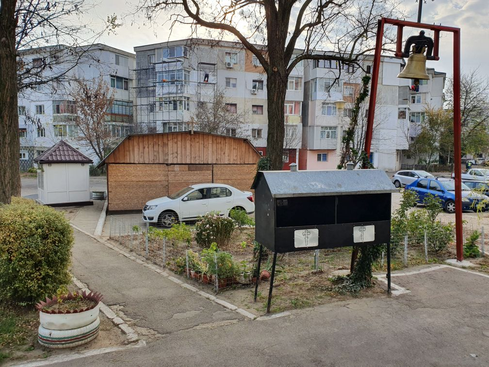 Lăcaş de cult printre spaţii comerciale în paragină (FOTO)