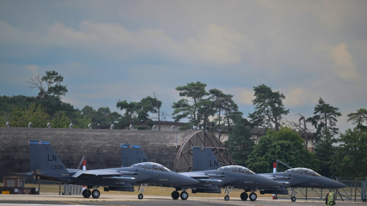 Hackeri ruși, suspectați de furtul unor fișiere militare britanice