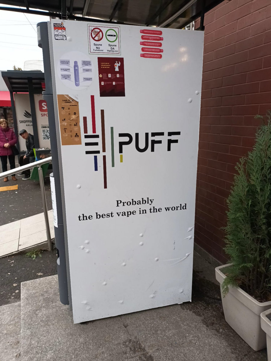 Au tăbărât pe automatul de ţigări