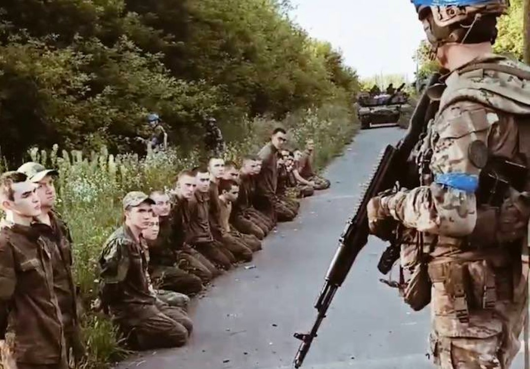 Peste 100 de soldați ruși, capturați de ucraineni