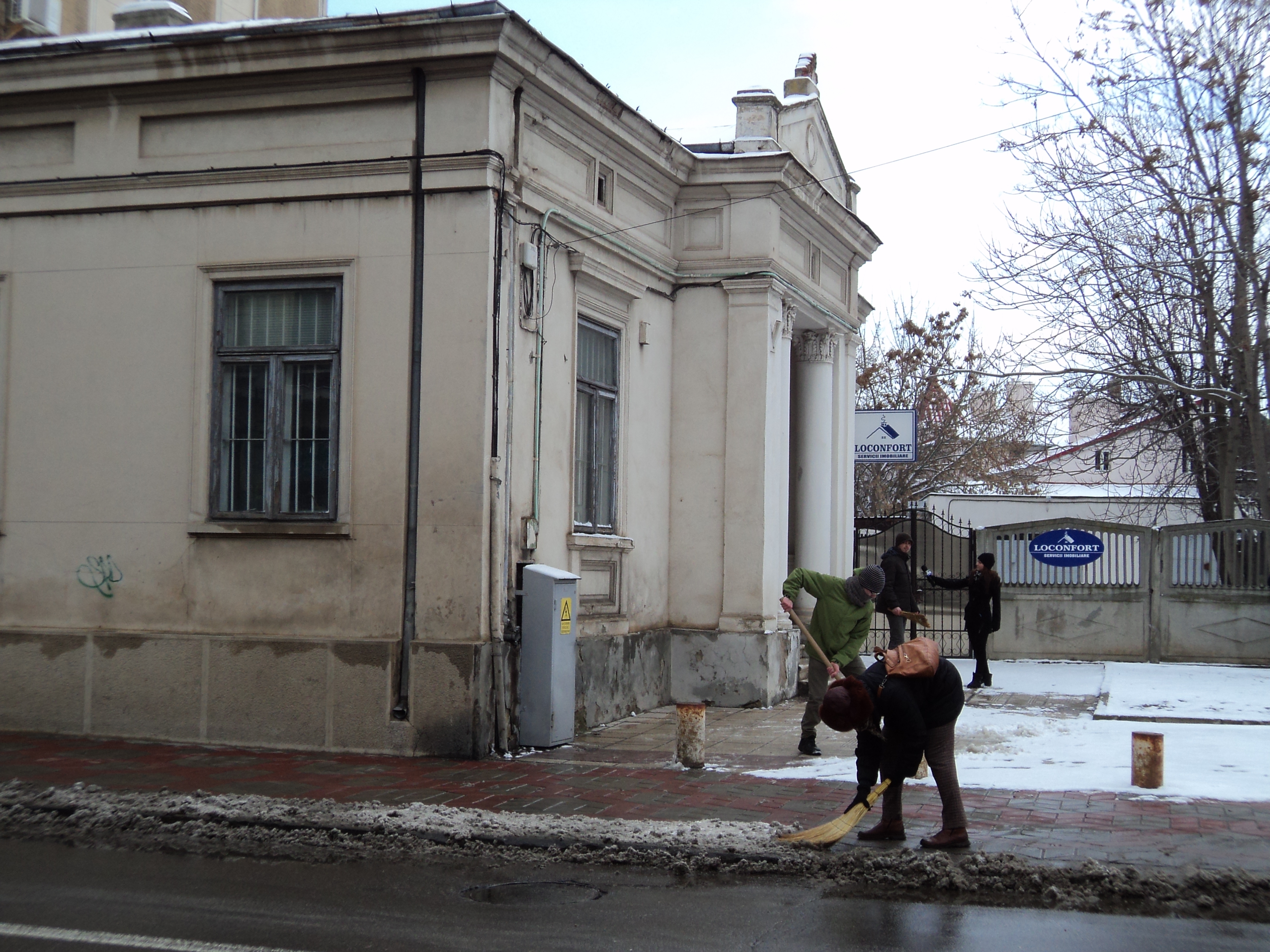 PROTEST cu mături şi lopeţi în faţa PRIMĂRIEI din Galaţi (FOTO)