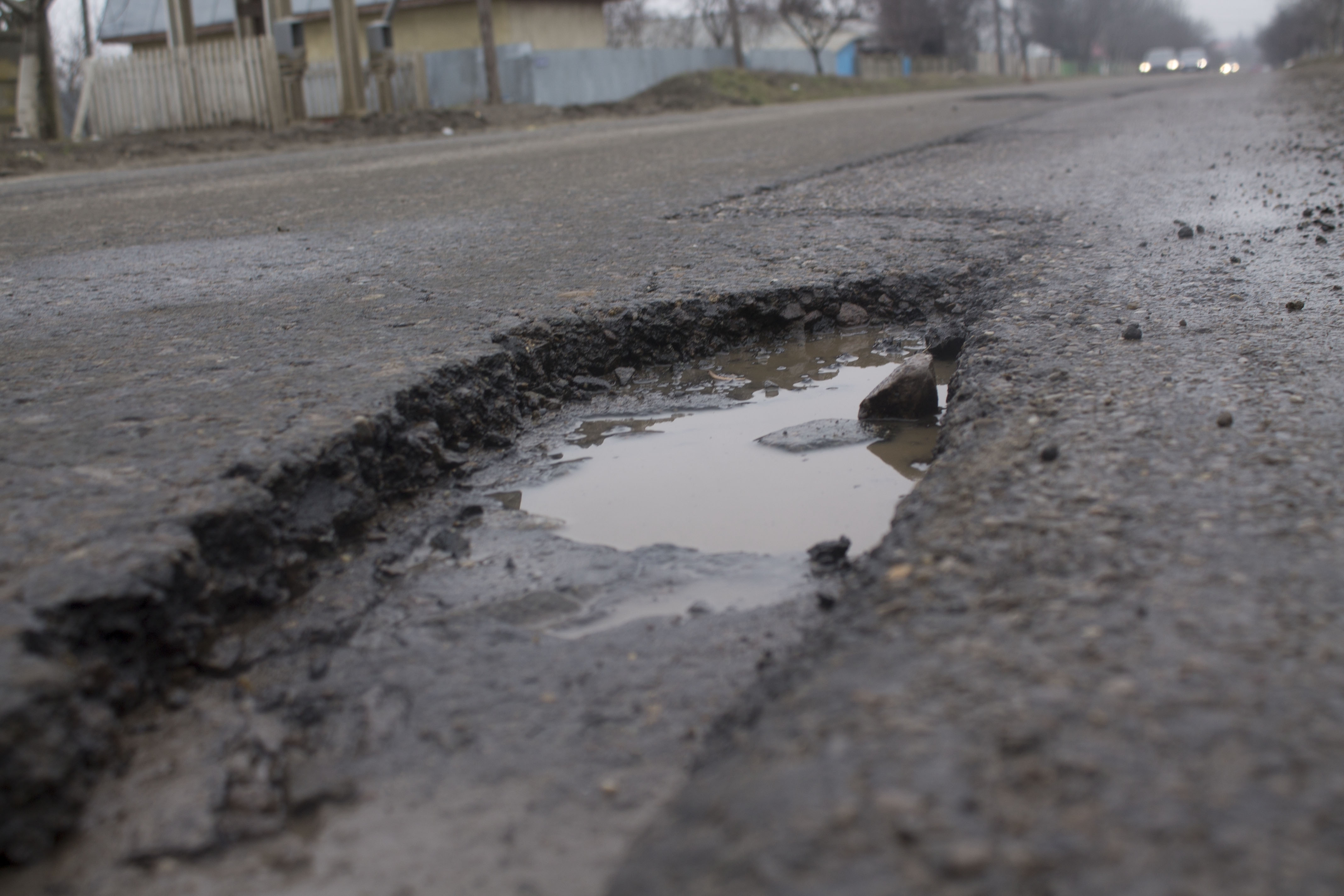 Pe drumurile judeţene/ Şofezi de dai în gropi! (FOTO)