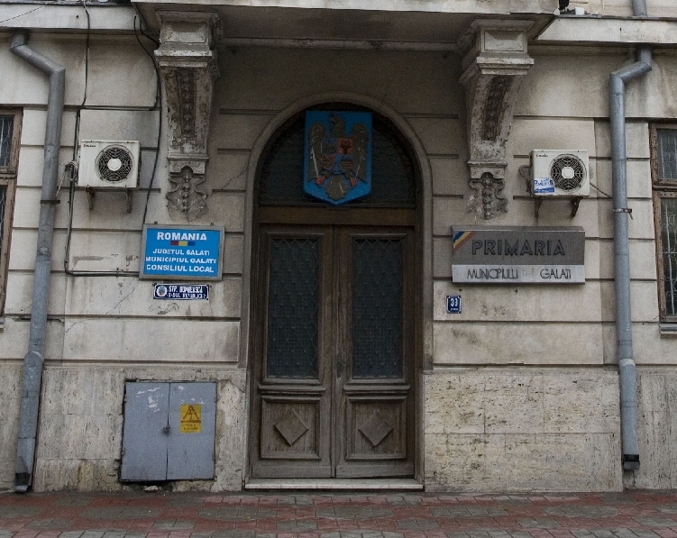 SEMNAL DE ALARMĂ: "A început iar să se lase asfaltul la Elice!"